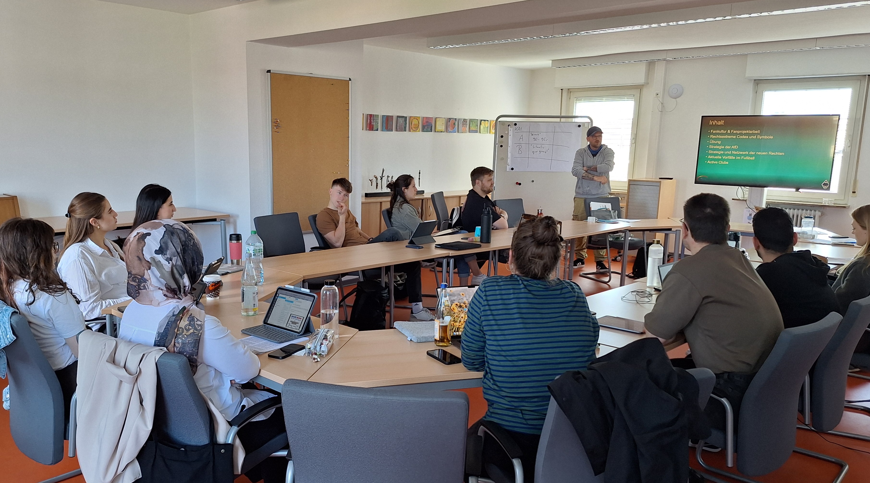 Bild: Sozialarbeiter informieren während eines Workshops über Fake News und Rassismus im Fußball