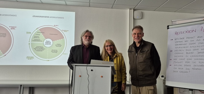 Herr Prof. Dr. Thomas Hofmann (links) erläutert seinen lösungsorientierten Unterrichtsansatz. Frau Astrid Host  (Mitte)  (Fachleiterin am SAF MA) Herr Andreas Schanzenbächer (rechts)  (Bereichsleitung des Bereichs Sachunterricht und Religionslehre)