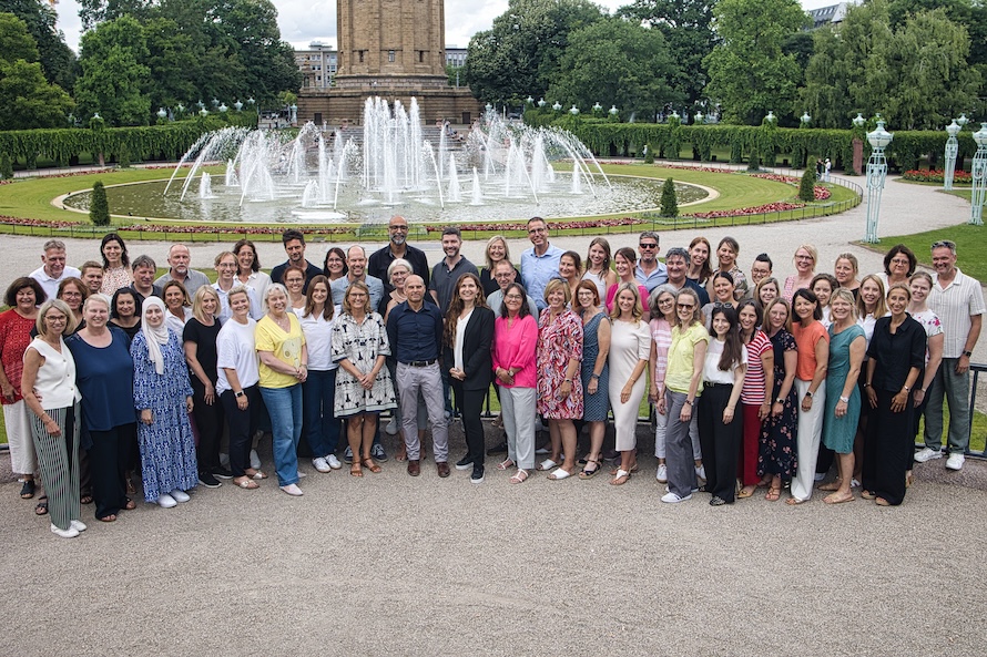 Auf diesem Bild sehen Sie das Gesamtkollegium des SAF Mannheim vor dem Mannheimer Wasserturm